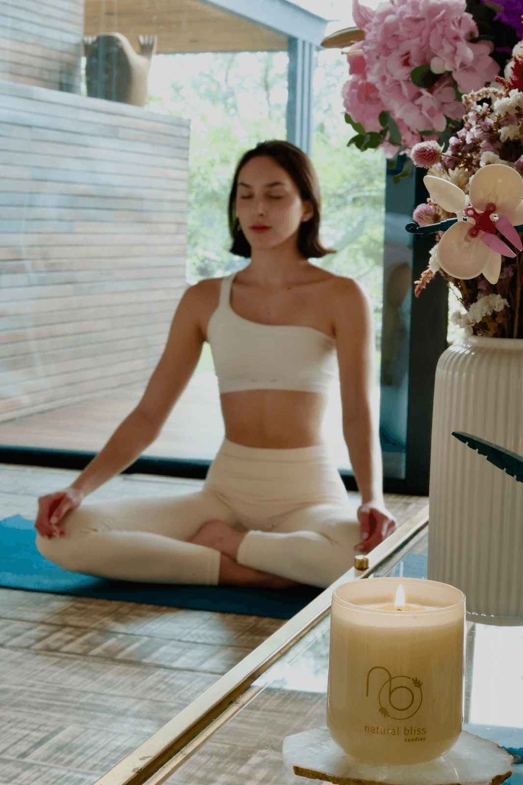 Vela Natural Bliss encendida en un ambiente de calma